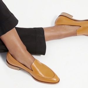 EVERLANE Modern Mustard Colored Modern Leather Loafer Shoes. Size 9